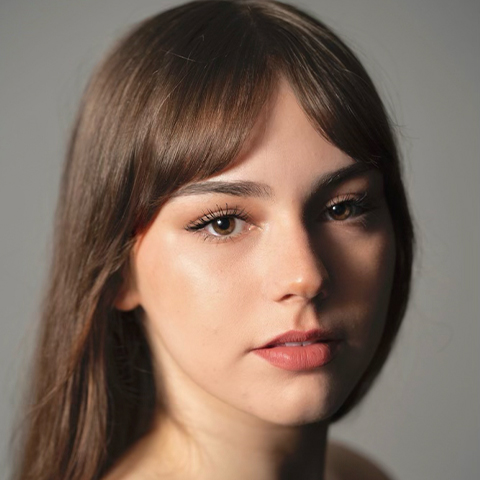 Ali Cederholm Headshot